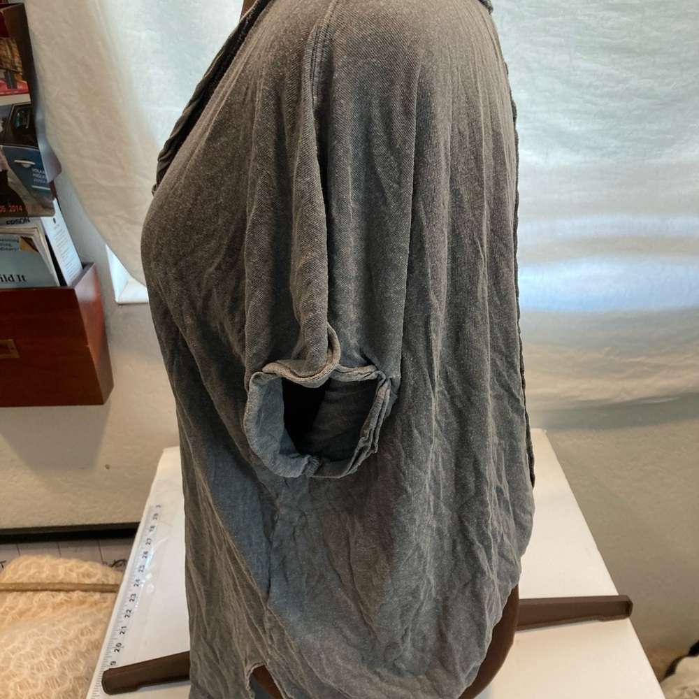 Vintage-Inspired Women's Gray Scoop Neck Top - Picture 5 of 15